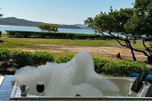 Luxury Beachfront Villa with Jacuzzi near Cartagena