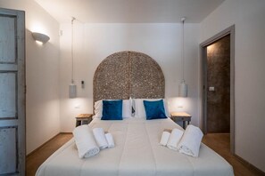 3 bedrooms, iron/ironing board, travel cot, free WiFi - Casolare degli Ulivi: charming villa with pool & privacy near Ostuni (Ostuni)