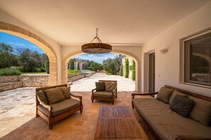 Terrace/patio - Casolare degli Ulivi: charming villa with pool & privacy near Ostuni (Ostuni)