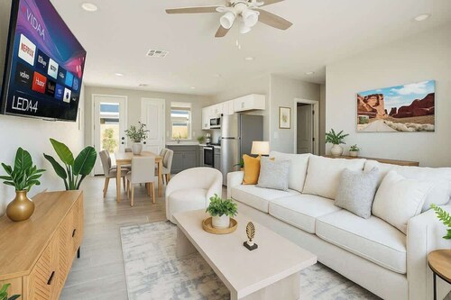 Cozy 2BD apartment with free parking and pet friend