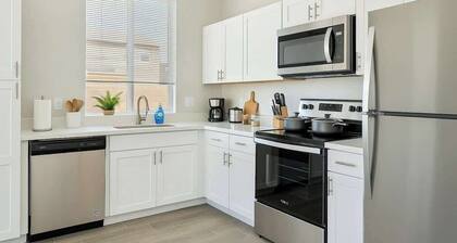 3Bd | 2 Bath | Free parking | 70"Smart TV