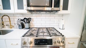 Frigorifero, microonde, forno, piano cottura