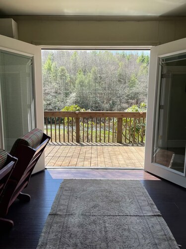 {Riverbend Retreat} – Cozy Cabin