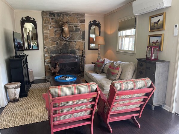 Una Smart TV, una chimenea