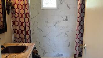 Douche, séchoir à cheveux, serviettes fournies, savon