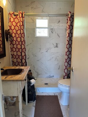 Ducha, secador de pelo, toallas y jabón