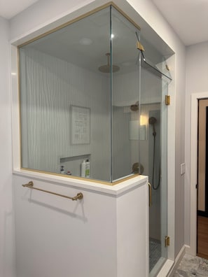 Shower, hair dryer, bidet, towels