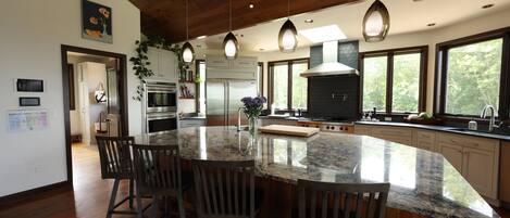 Microondas, horno, parrilla de estufa y lavavajillas