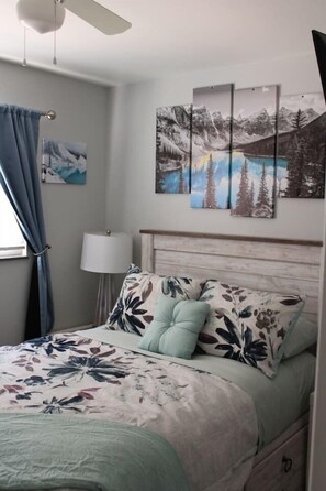 5 bedrooms, desk, iron/ironing board, travel crib