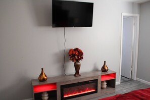 5 chambres, bureau, fer et planche à repasser, lit parapluie