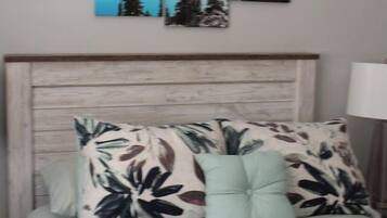 5 habitaciones, escritorio y tabla de planchar con plancha