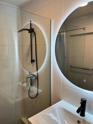 Secador de pelo, toallas, papel higiénico