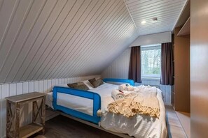 4 bedrooms, travel cot, WiFi