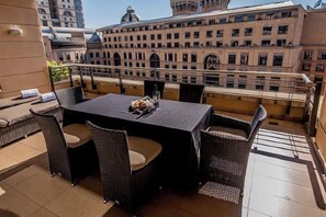 Cribs/infant beds - Raphael Suites (Sandton)