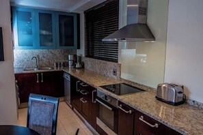 Cribs/infant beds - Raphael Suites (Sandton)