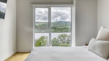 Deluxe Condo, Balcony, Mountain View | Free WiFi