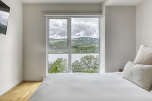 Deluxe Condo, Balcony, Mountain View | Free WiFi