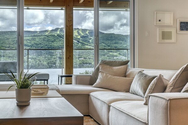 Deluxe Condo, Balcony, Mountain View | Living area