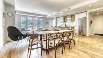 Deluxe Condo, Balcony, Mountain View | In-room dining