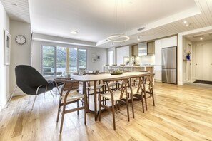 Deluxe Condo, Balcony, Mountain View | In-room dining