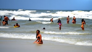 A beach with people in the water and on the sand. - SaltBeach - Salinas Park Resort (Salinópolis)