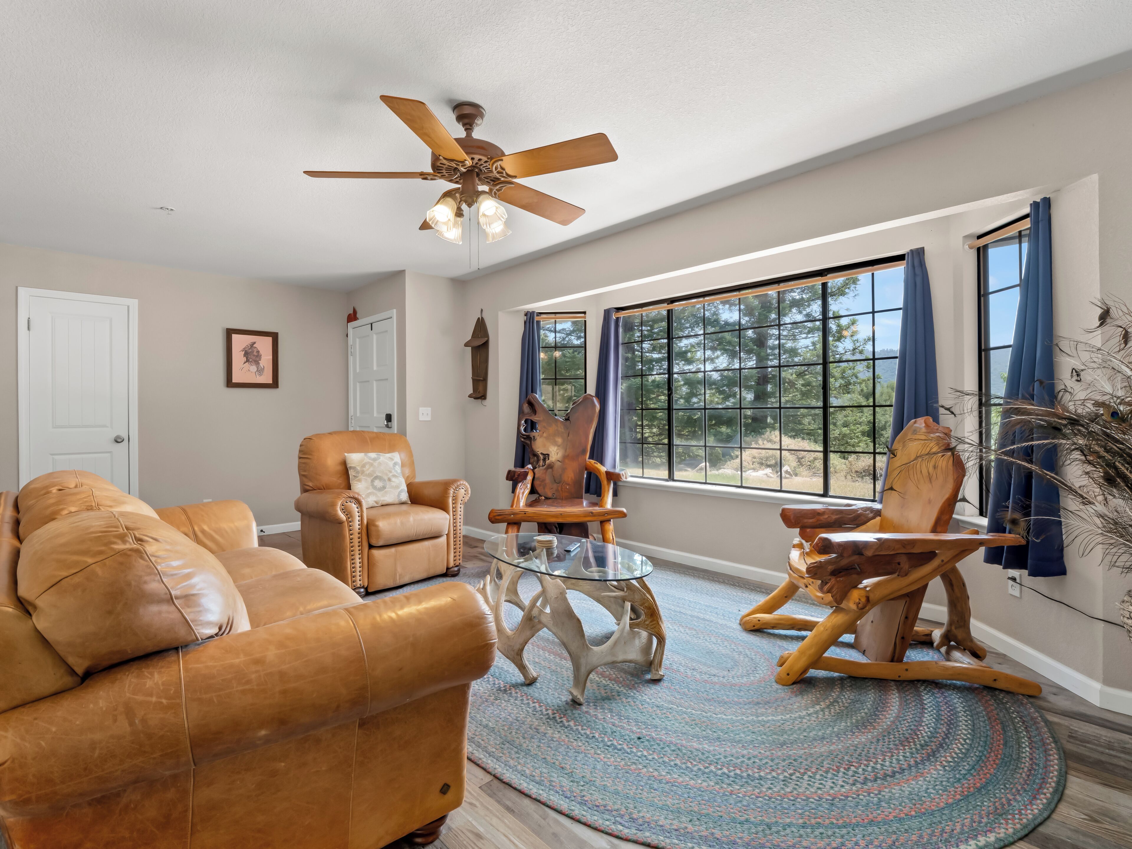 Televisio, pöytätennispöytä, kirjoja