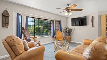 Televisie, een tafeltennistafel en boeken