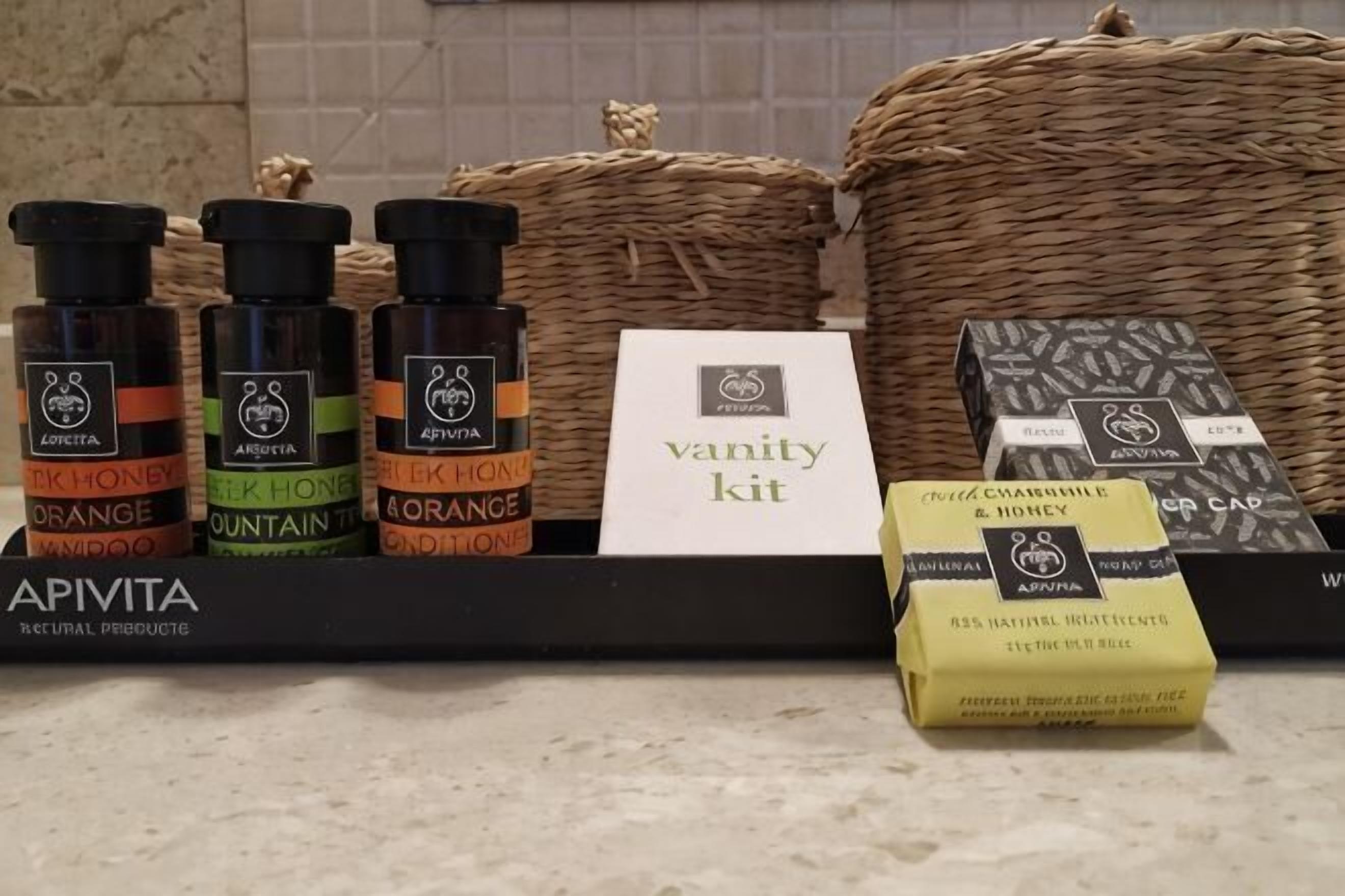 Un kit da toilette con articoli da bagno e un cesto.