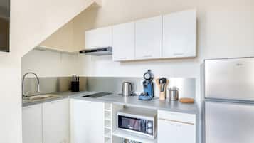 Refrigerador, microondas, parrilla de estufa y cafetera y tetera
