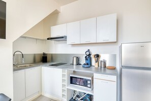 Réfrigérateur, micro-ondes, plaque de cuisson, cafetière/bouilloire