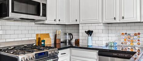 Réfrigérateur, four à micro-ondes, un four, surface de cuisson