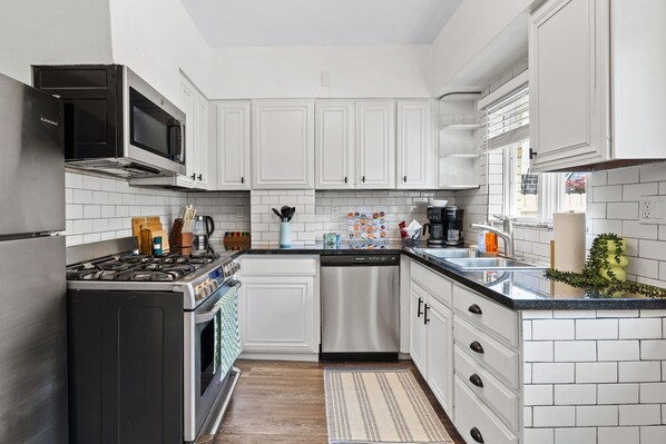 Een koelkast, een microgolfoven, een oven, een kookplaat