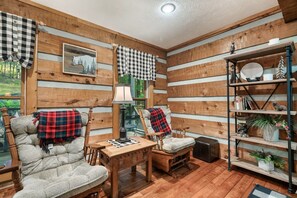 Smart-TV, peis, bordtennis og bøker