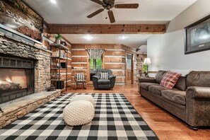 Smart-TV, Kamin, Tischtennisplatte, Bücher