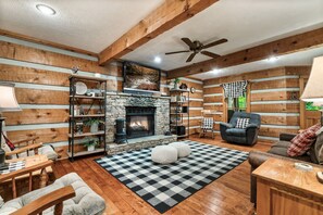 Smart TV, chimenea, mesa de ping pong, libros