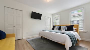 5 habitaciones, escritorio y tabla de planchar con plancha