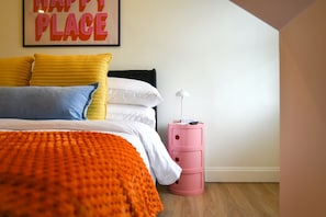 5 bedrooms, desk, iron/ironing board, travel crib