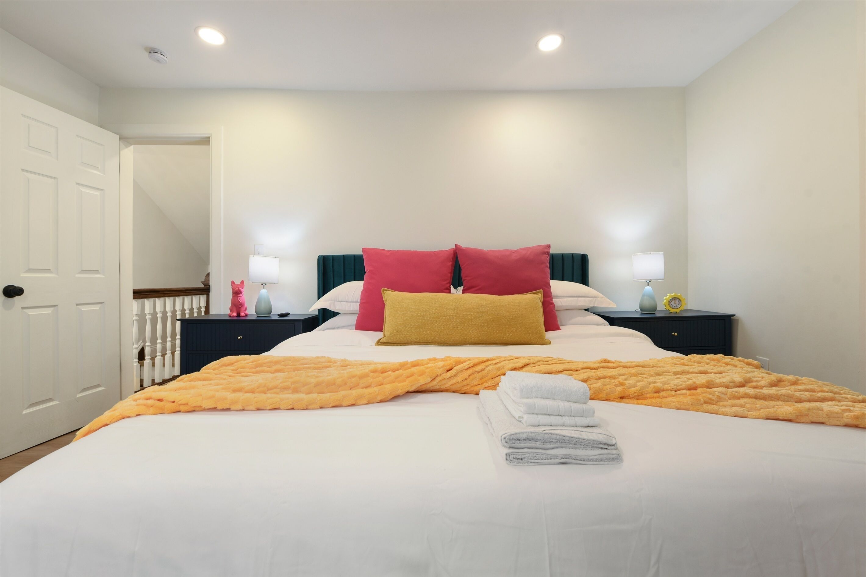 5 slaapkamers, een bureau, een strijkplank/strijkijzer, reisbedje