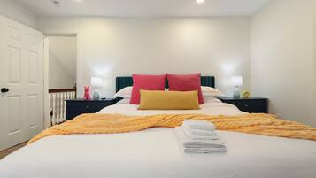 5 slaapkamers, een bureau, een strijkplank/strijkijzer, reisbedje