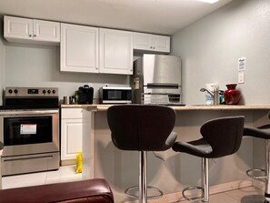 Microwave, oven, stovetop - Charming 1-bedroom apartment with WiFi, AC in wonderful Clearwater (Clearwater)