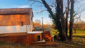 Outdoor spa tub - Betia cocoon -SPA & serenity. Near Canal du Midi (Grisolles)