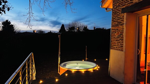 Outdoor spa tub