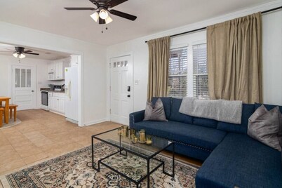 Grayson Cottage Near Oxford Square