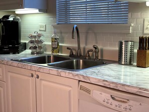 Micro-ondes, four, plaque de cuisson, lave-vaisselle