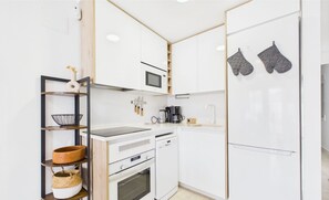 Fridge, microwave, stovetop, dishwasher