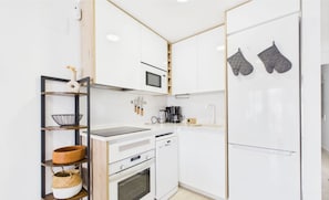 Frigorífico, microondas, placa de cocina y lavavajillas