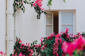 A white building with a window and a door. - Hotel Dupond-Smith (Paris)