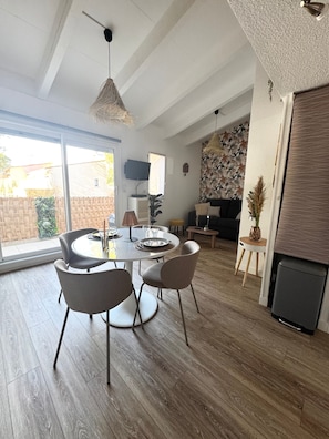 Dining - Cap D'agde vacance, near Naturist Village - Terrace & Pool (CAP d’agde)