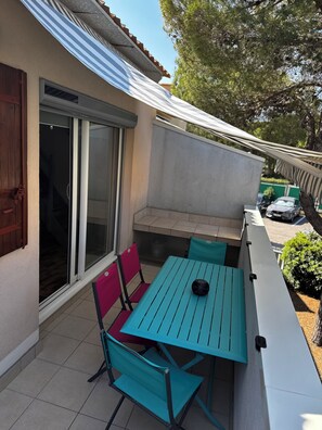 Outdoor dining - La Casa Soléa T2 eureka 5min walk from naturist village (CAP d’agde)