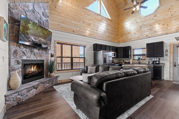 Smart-TV, Kamin, Videospiele, Bücher